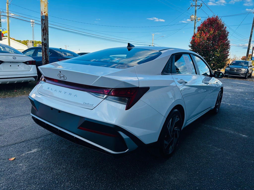 2025 Hyundai Elantra Image 6