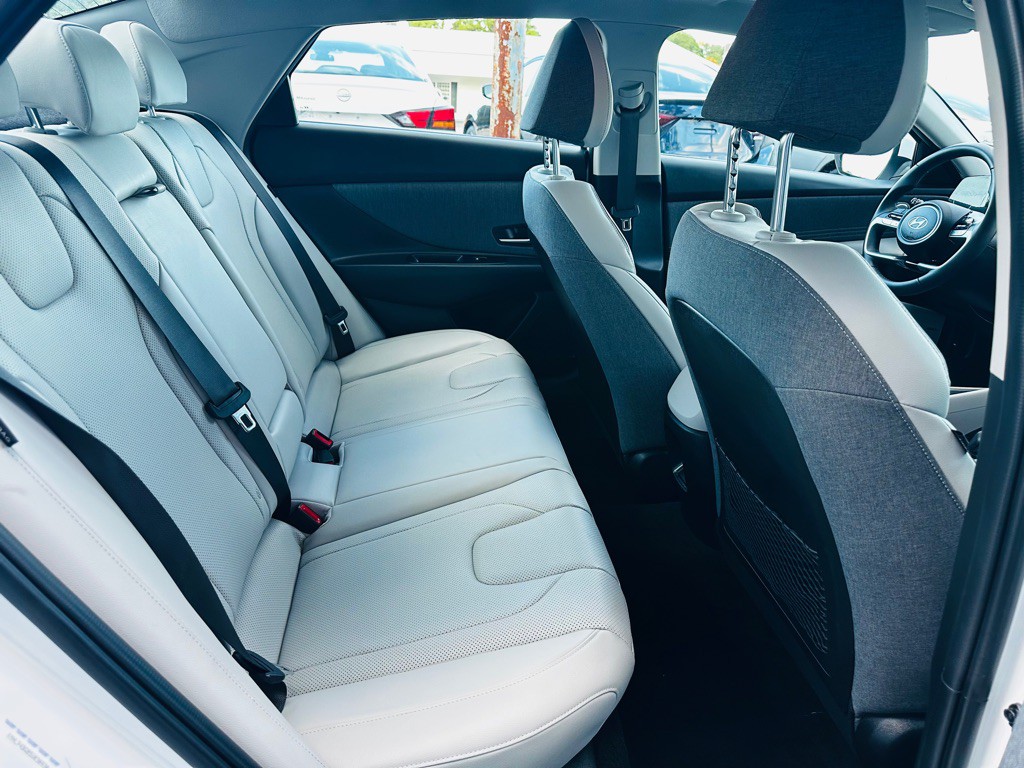 2025 Hyundai Elantra Image 7