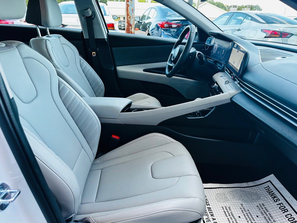2025 Hyundai Elantra Image 8