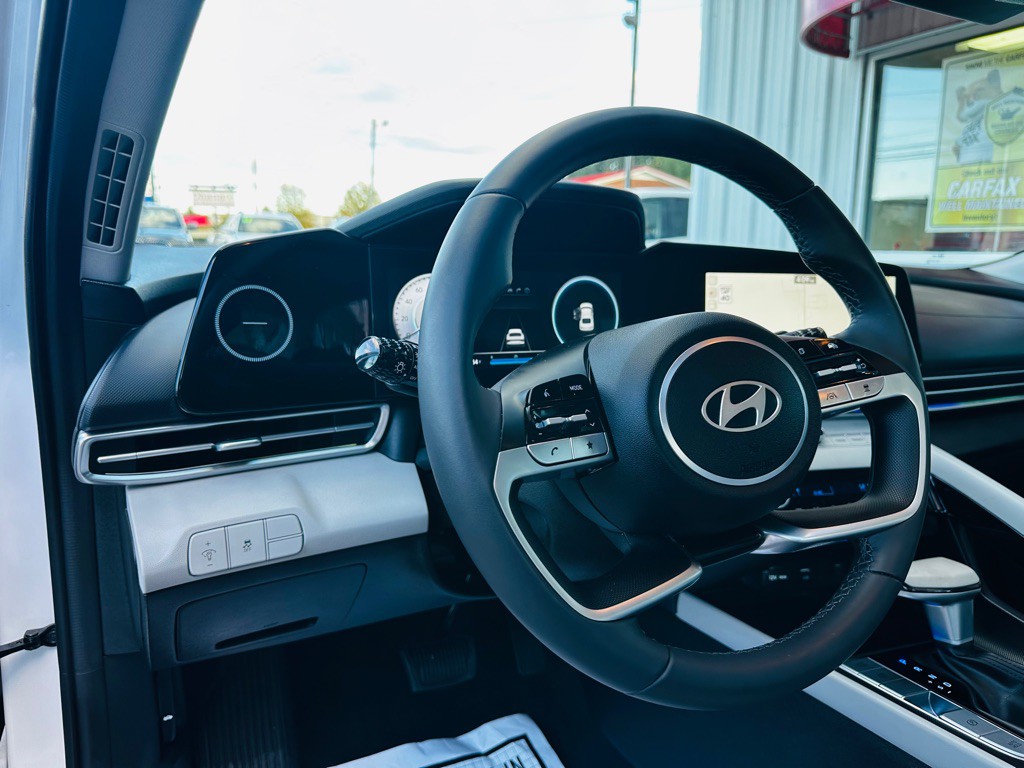 2025 Hyundai Elantra Image 12
