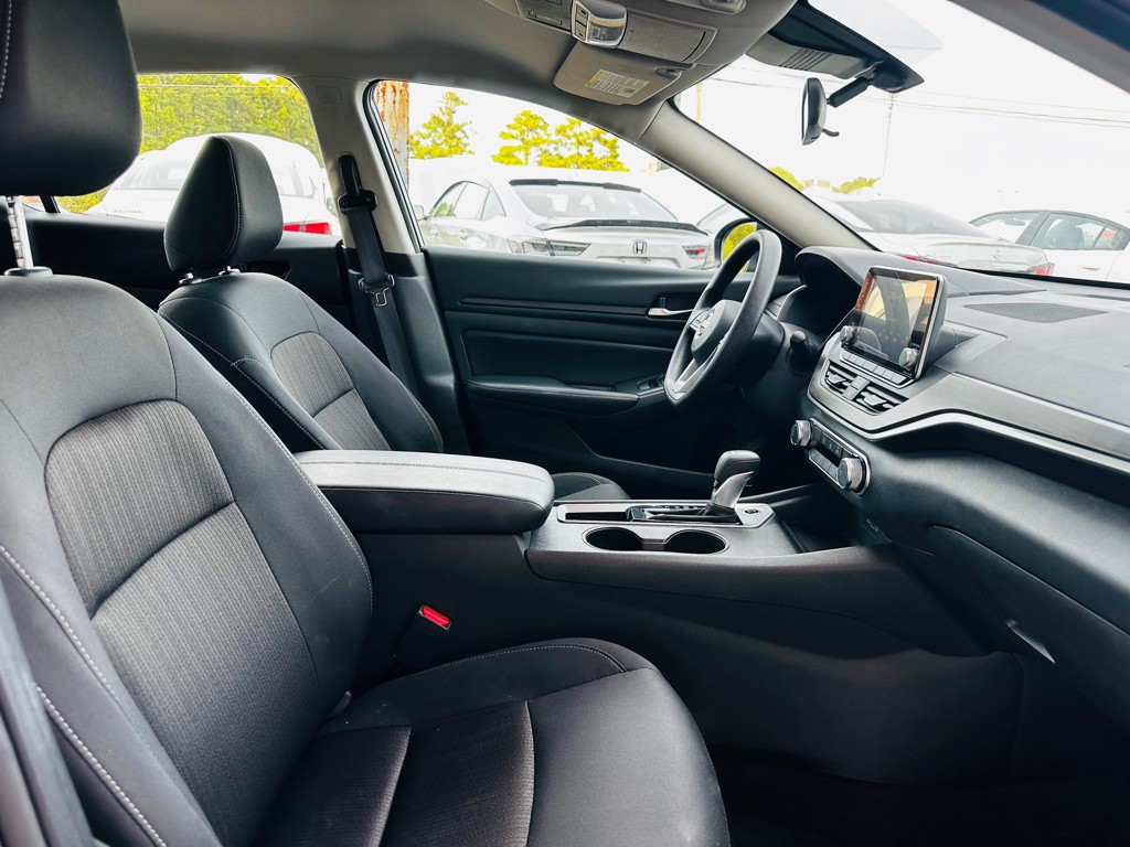 2025 Nissan Altima Image 8