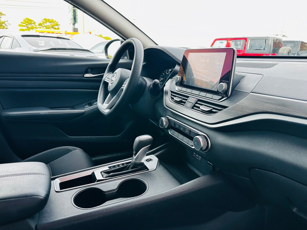 2025 Nissan Altima Image 9