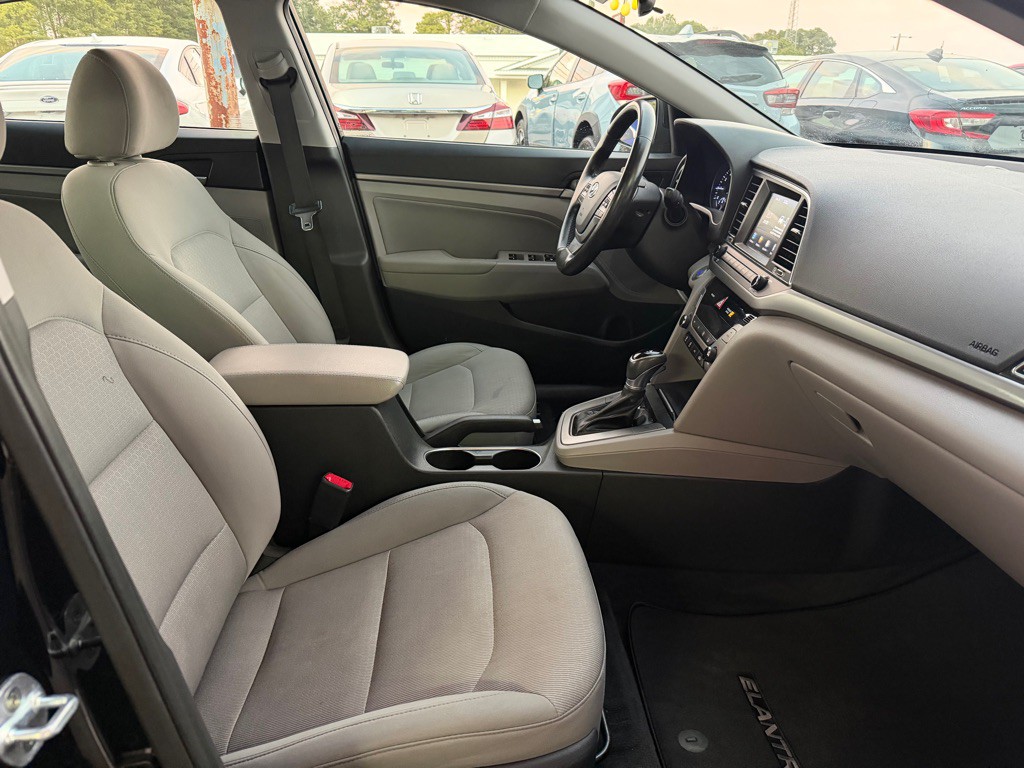 2017 Hyundai Elantra Image 8