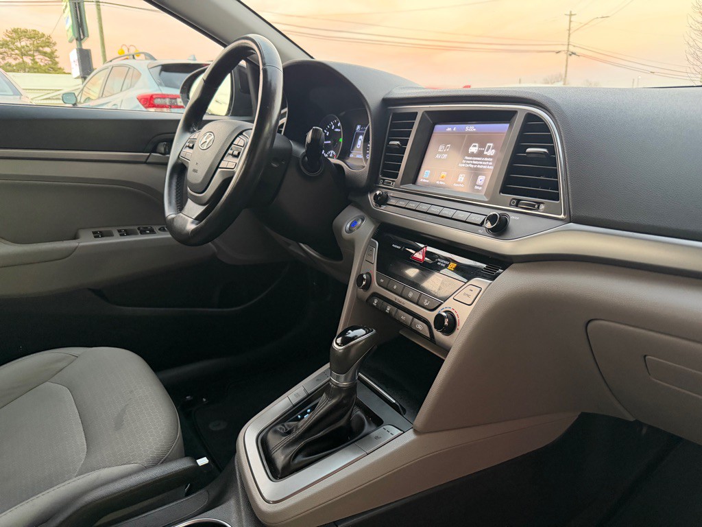 2017 Hyundai Elantra Image 9