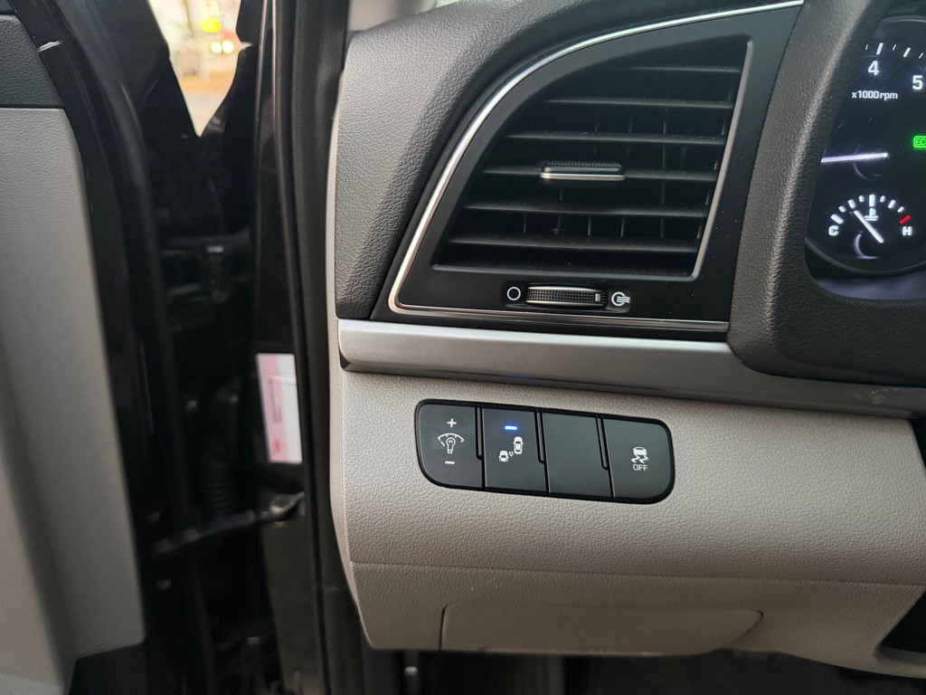 2017 Hyundai Elantra Image 11