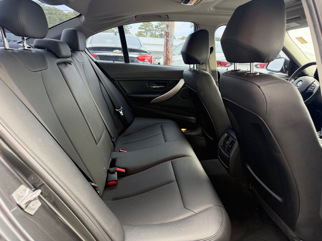 2017 BMW 3 Series Image 8