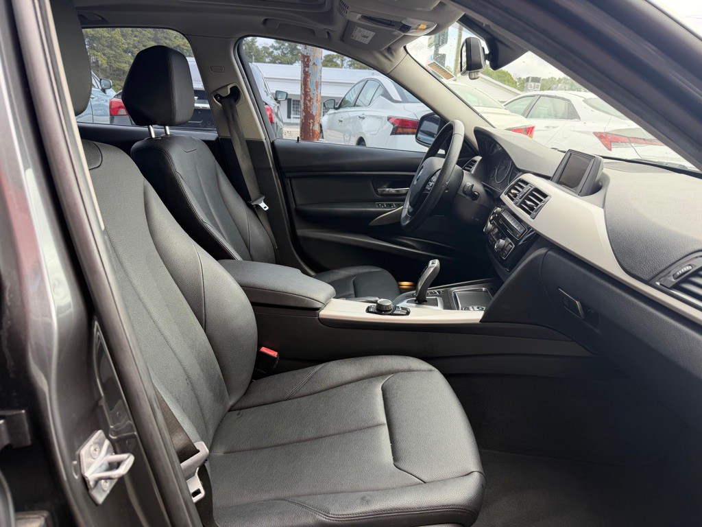 2017 BMW 3 Series Image 9