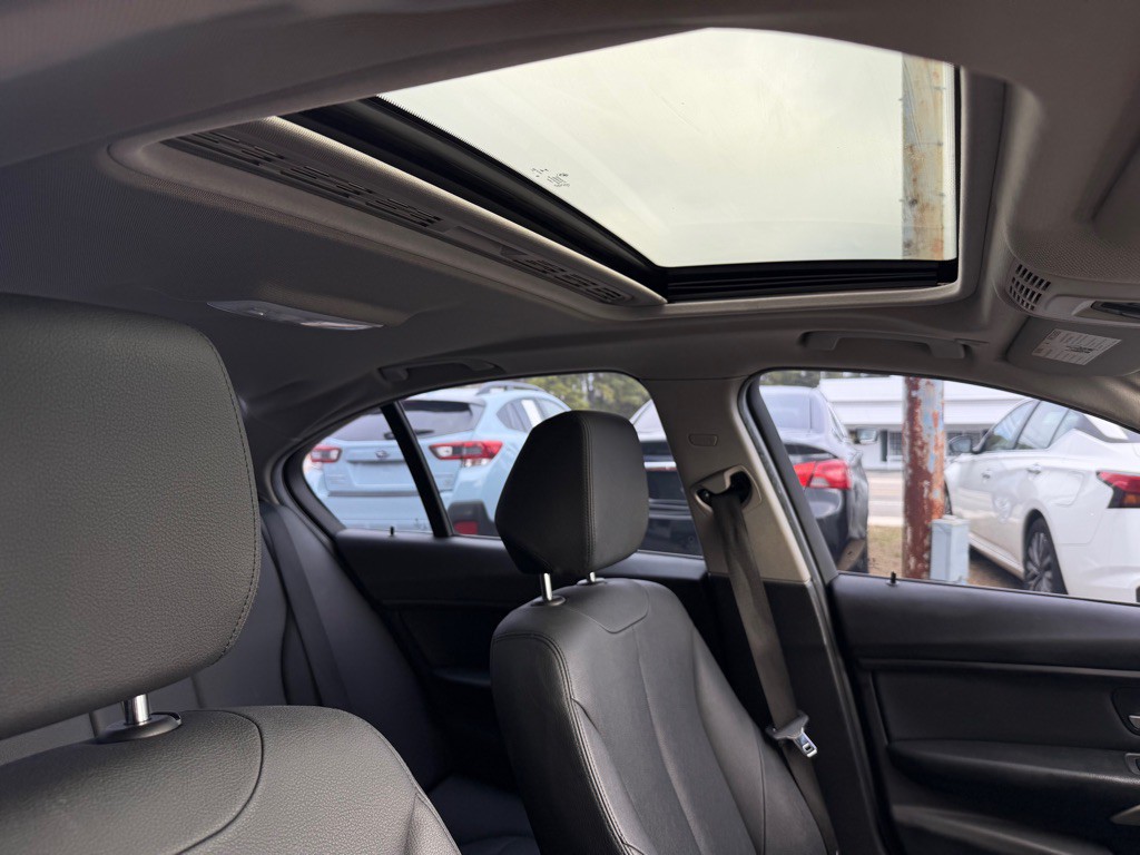 2017 BMW 3 Series Image 10