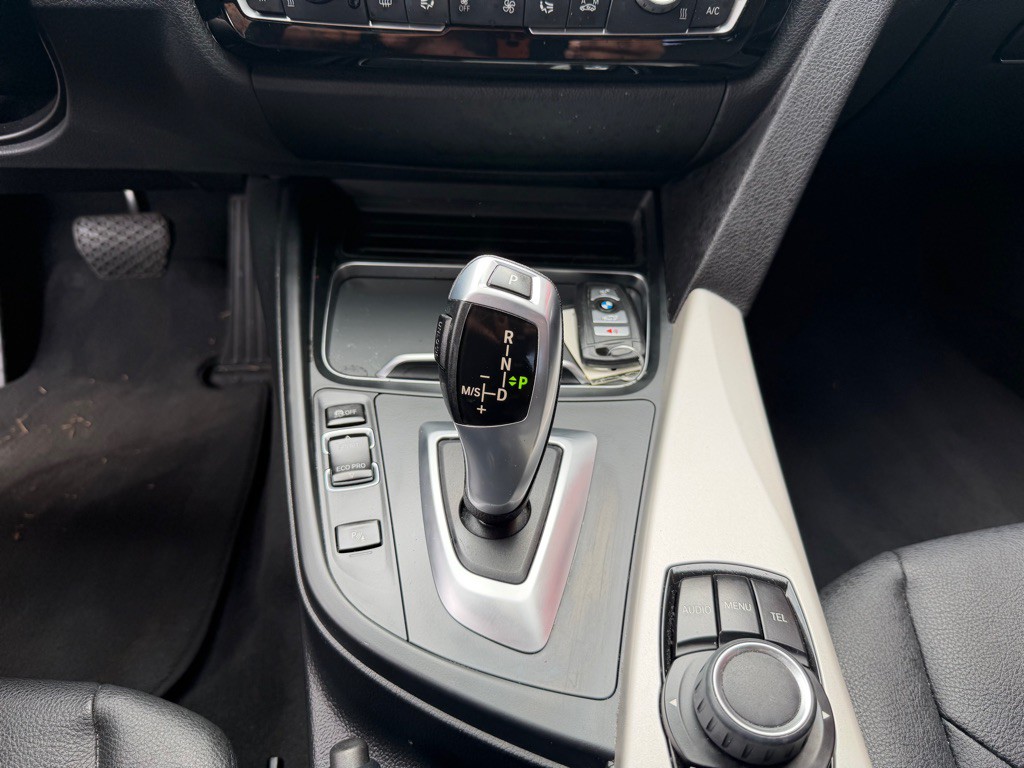 2017 BMW 3 Series Image 11