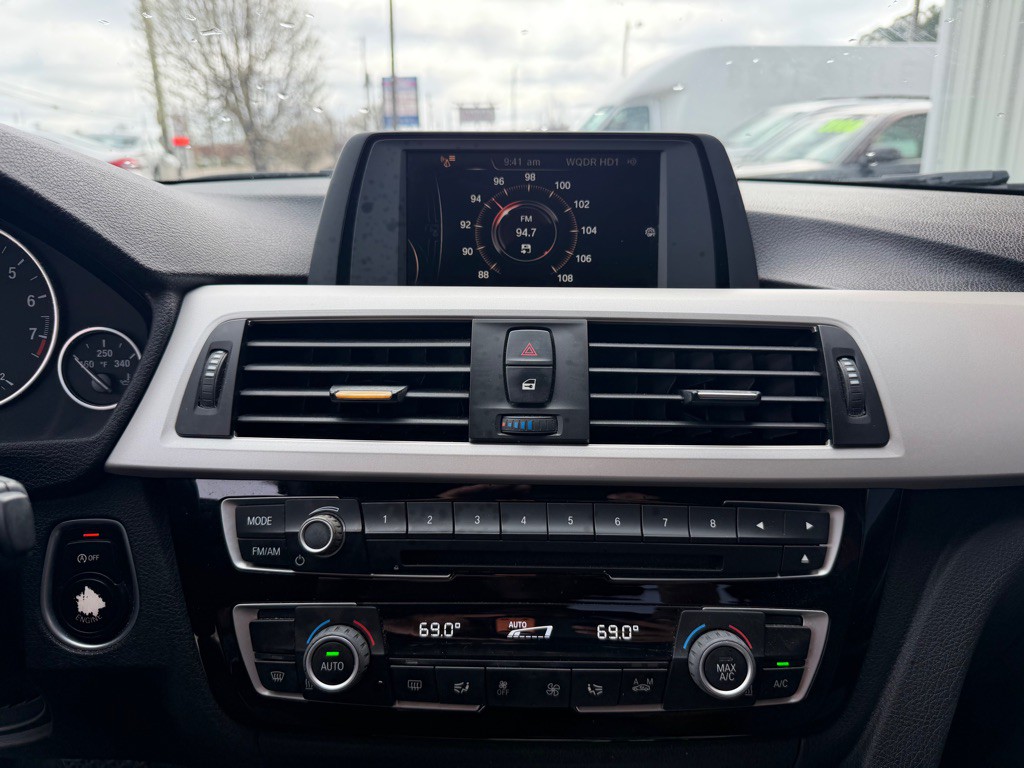 2017 BMW 3 Series Image 12