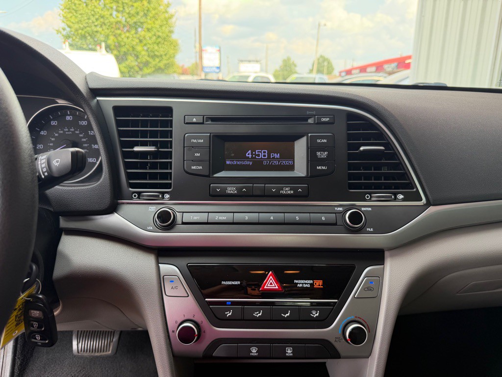 2017 Hyundai Elantra Image 10