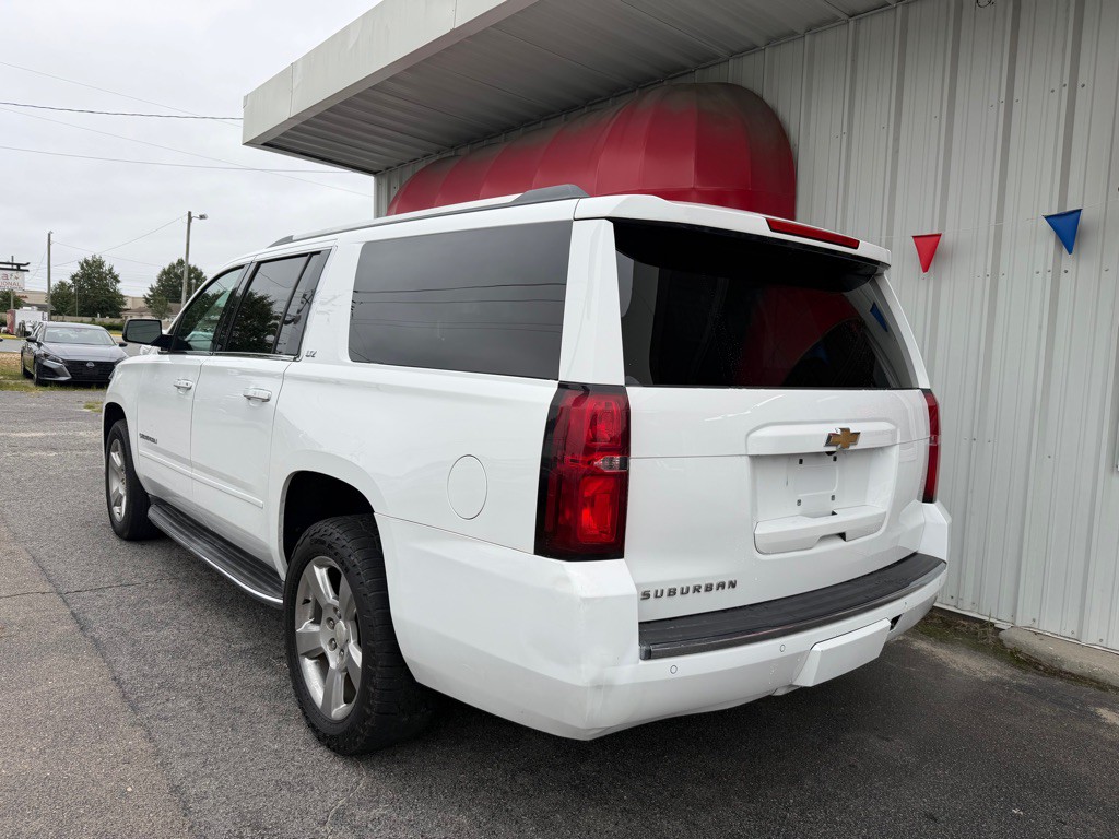 2016 Chevrolet Suburban Image 5