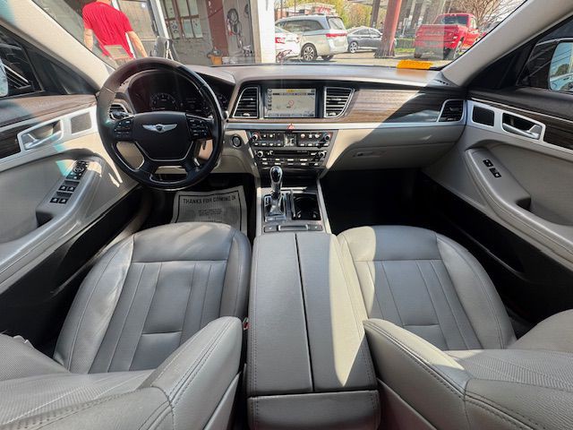 2015 Hyundai Genesis Image 3