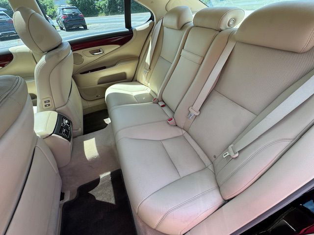 2011 Lexus LS Image 5