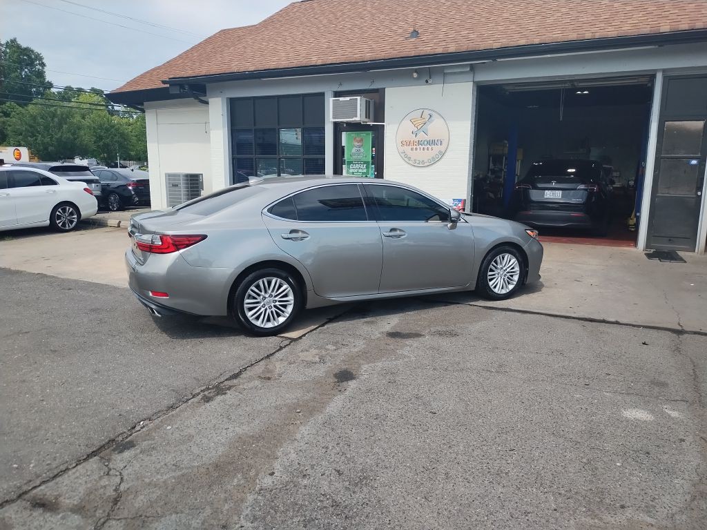 2017 Lexus ES Image 3