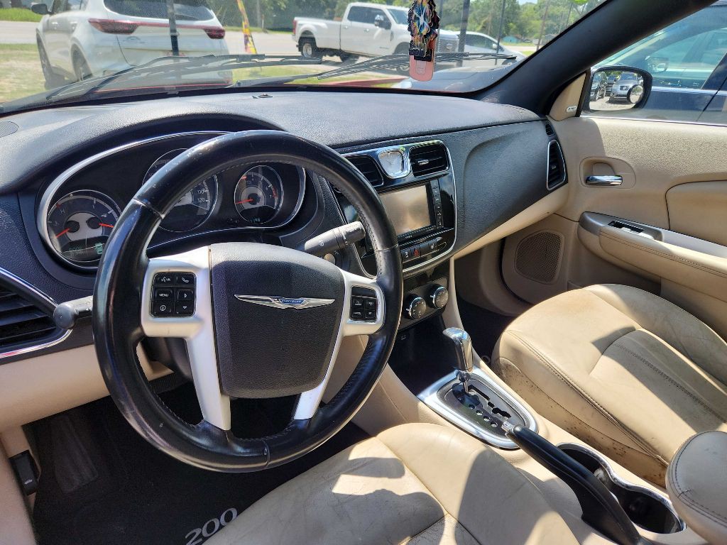 2013 Chrysler 200 Image 4