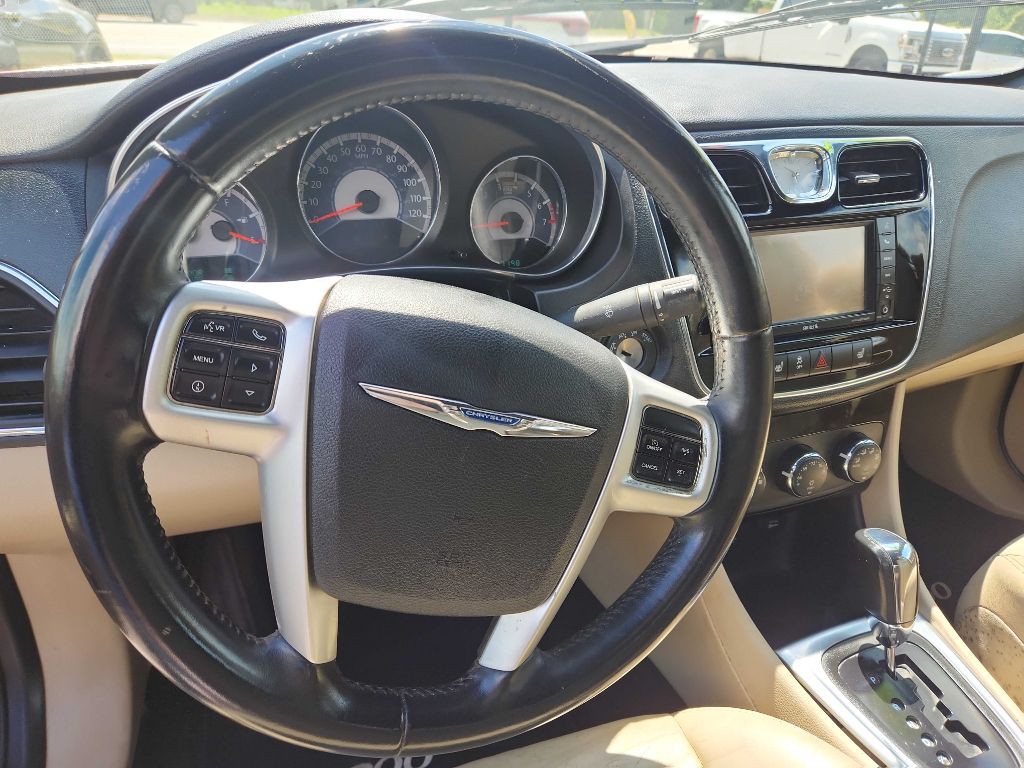 2013 Chrysler 200 Image 5