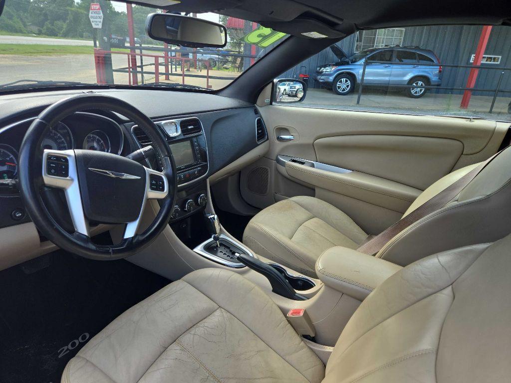 2013 Chrysler 200 Image 7