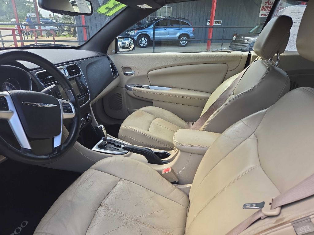 2013 Chrysler 200 Image 11