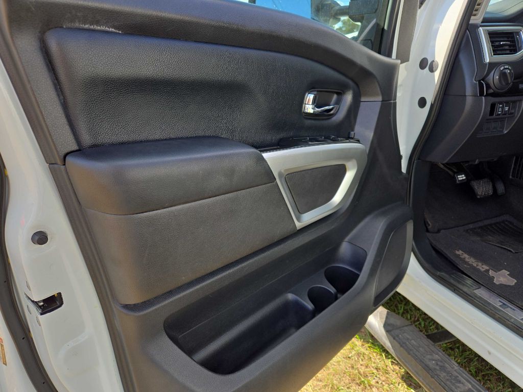 2018 Nissan Titan Image 10