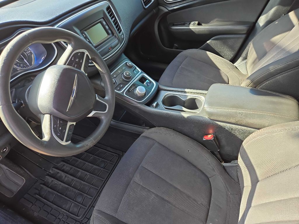 2015 Chrysler 200 Image 5