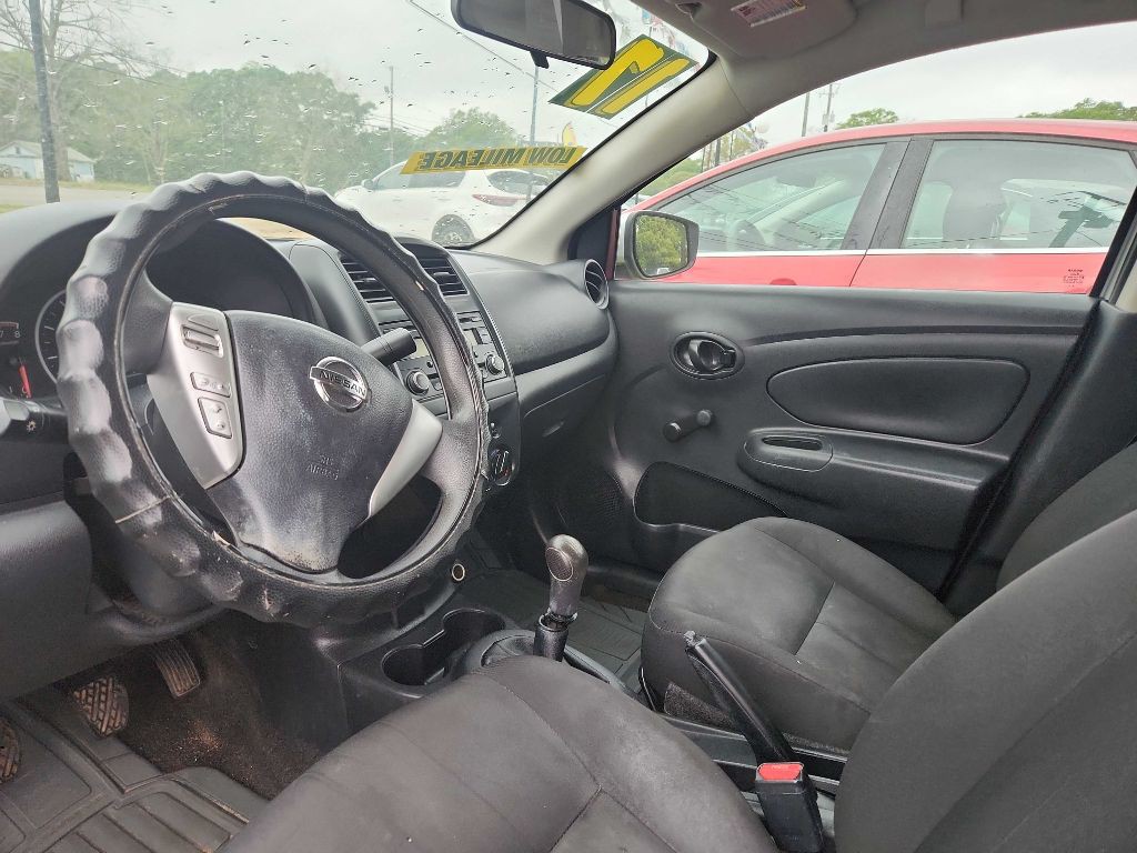 2017 Nissan Versa Image 7