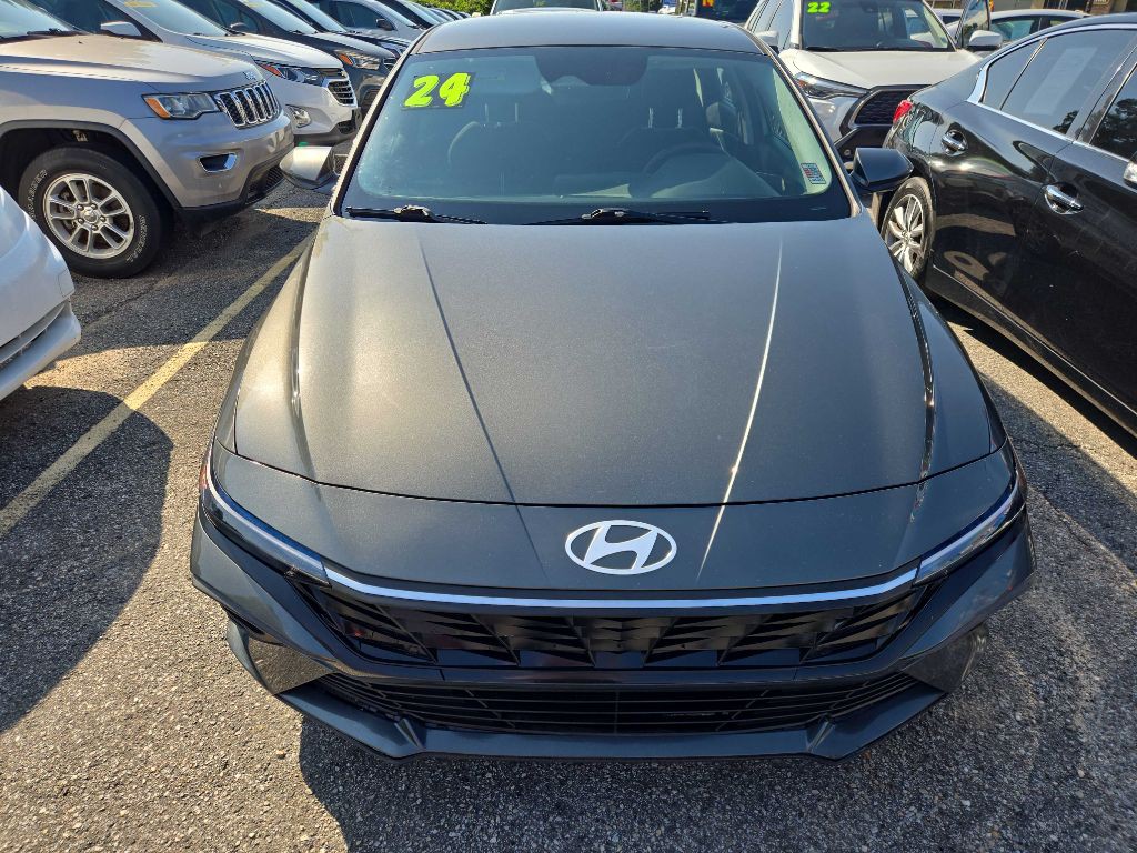 2024 Hyundai Elantra Image 2
