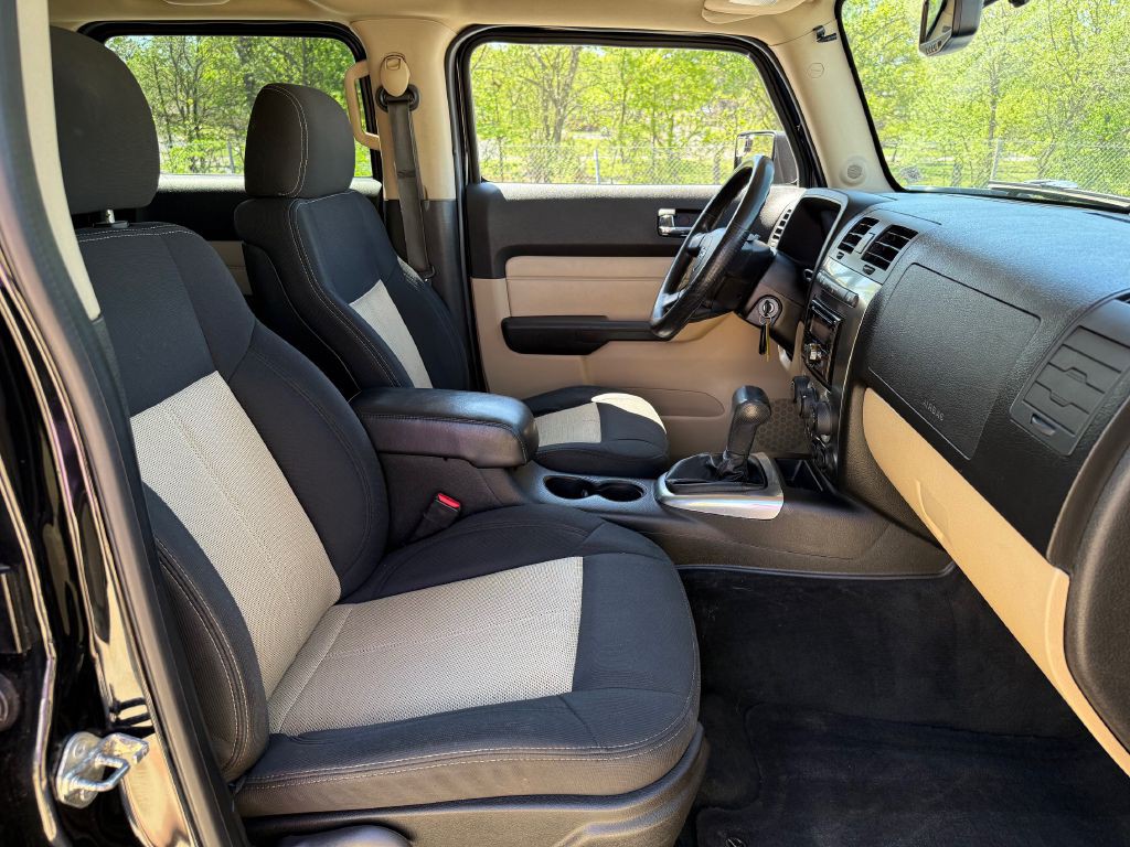 2009 HUMMER H3T Image 6
