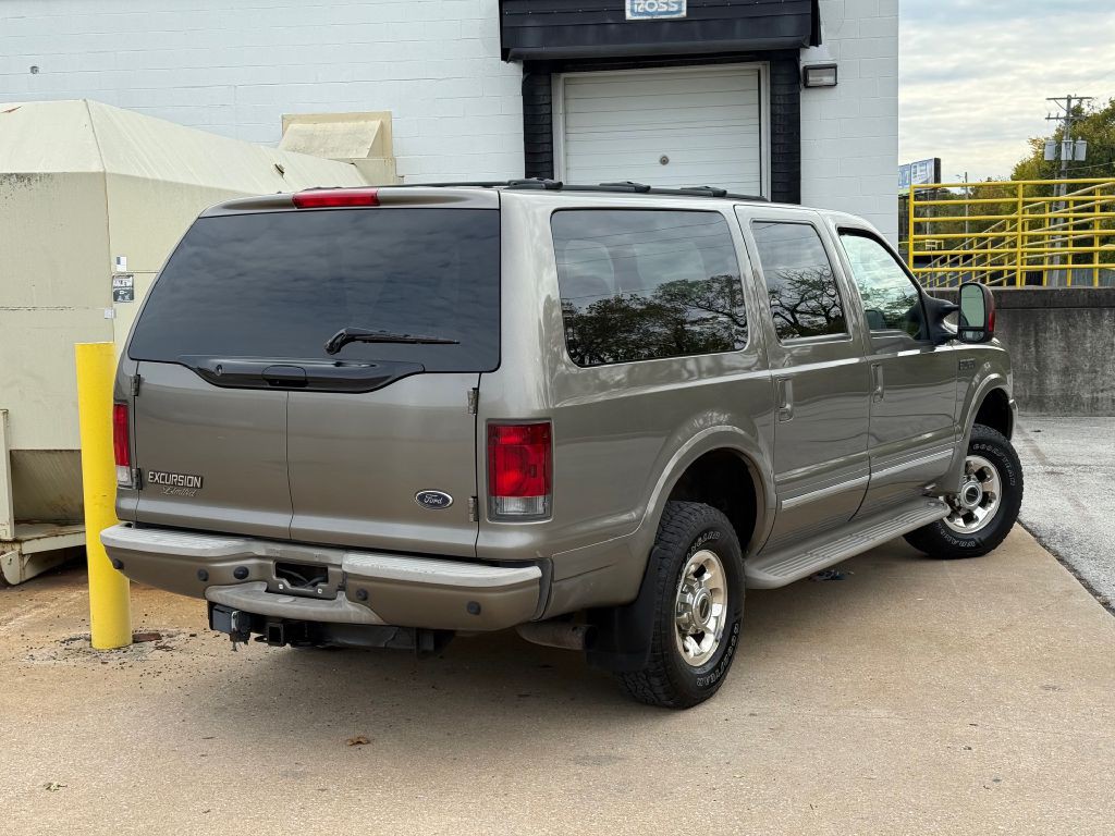2004 Ford Excursion Image 3