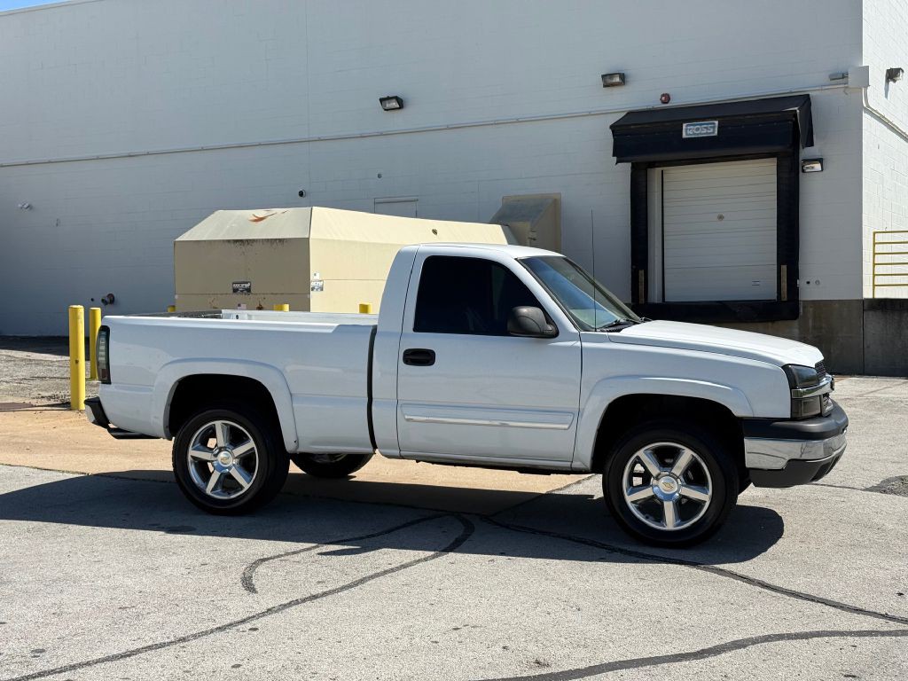 2004 Chevrolet Silverado 1500 Image 2