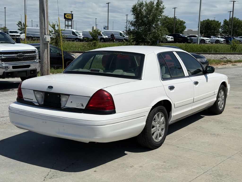 2006 Ford Crown Victoria Image 2