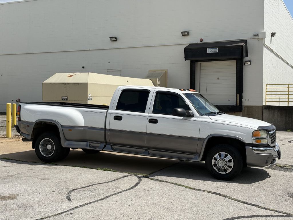 2004 GMC Sierra Image 2