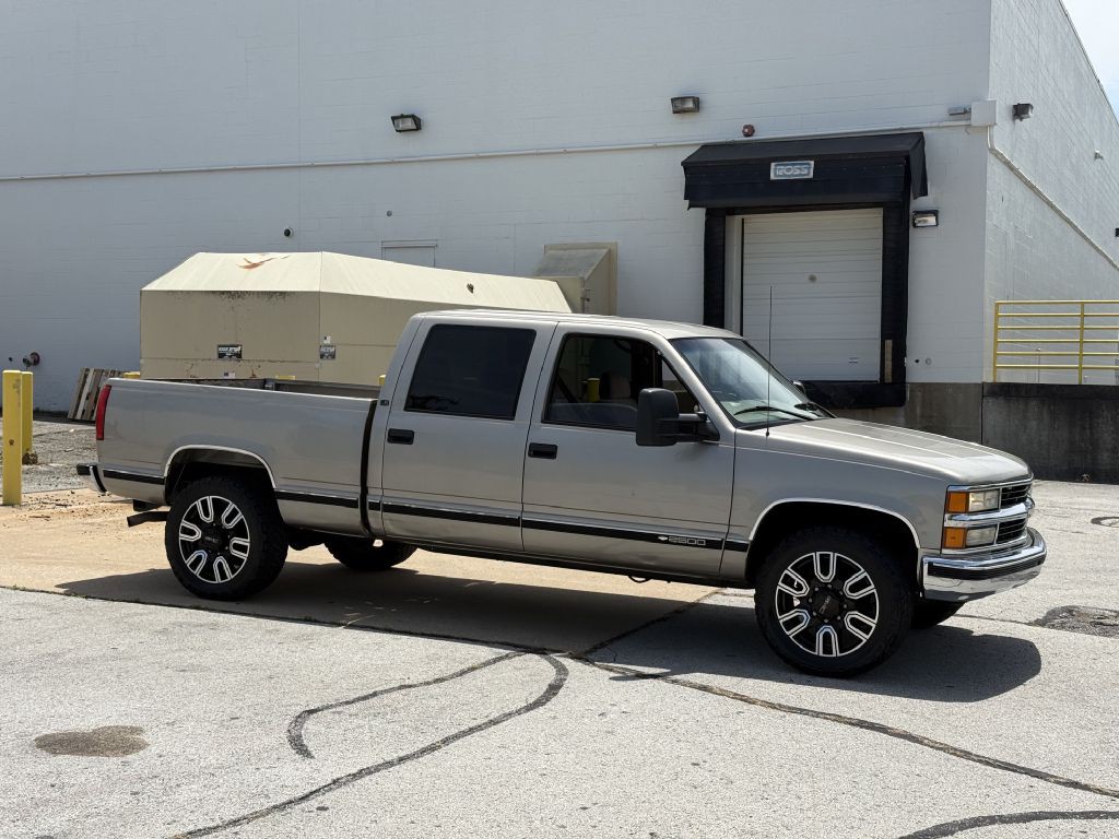 2000 Chevrolet C/K Image 2