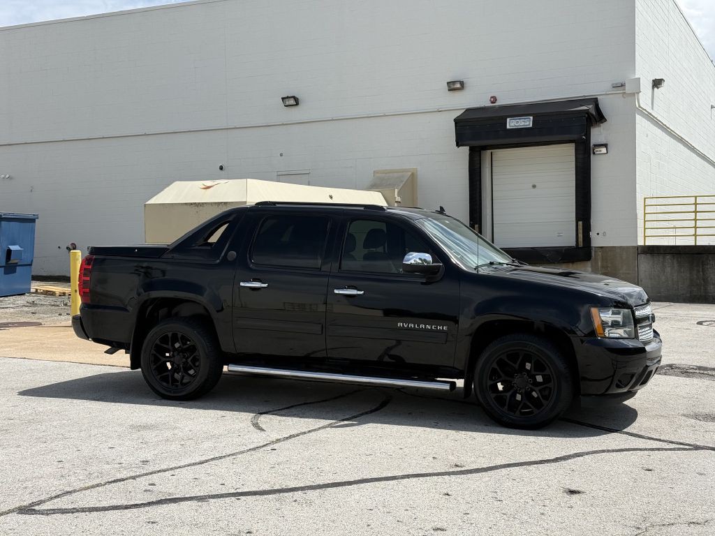 2013 Chevrolet Avalanche Image 2