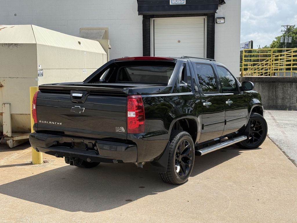 2013 Chevrolet Avalanche Image 3