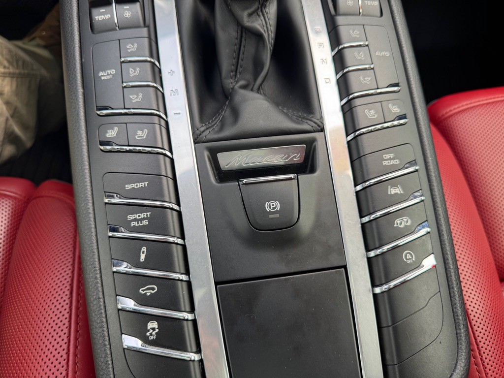 2018 Porsche Macan Image 12