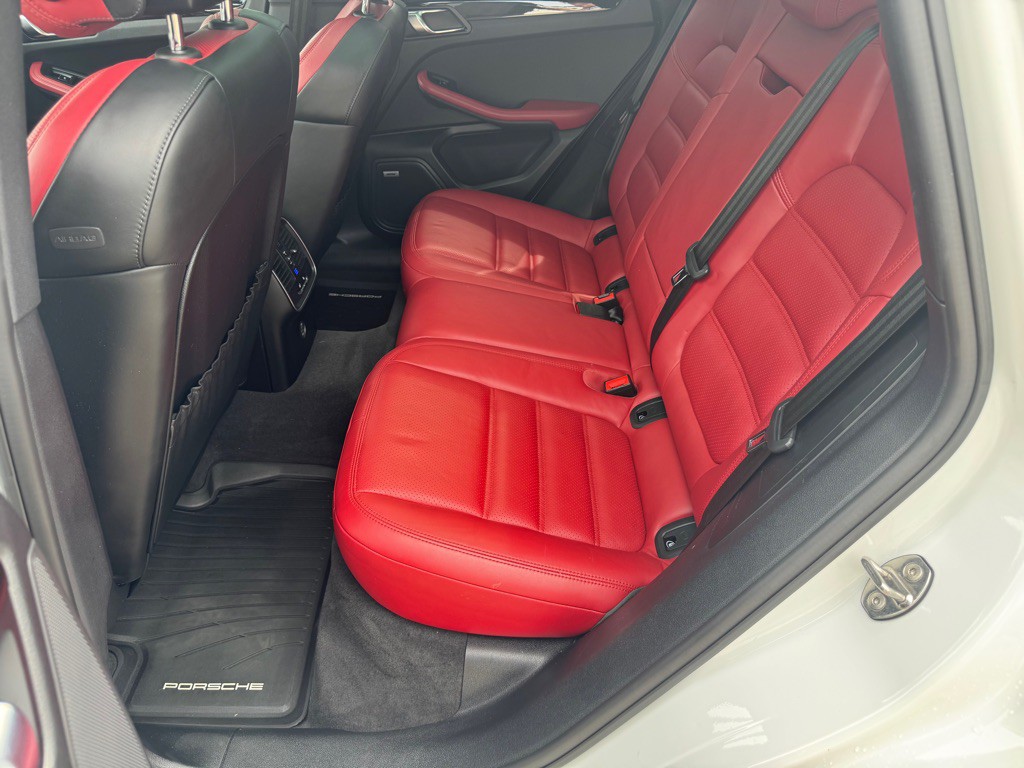 2018 Porsche Macan Image 15