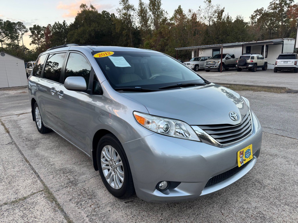 2012 Toyota Sienna Image 1