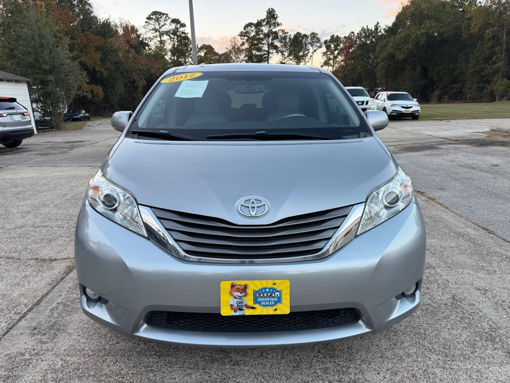 2012 Toyota Sienna Image 2