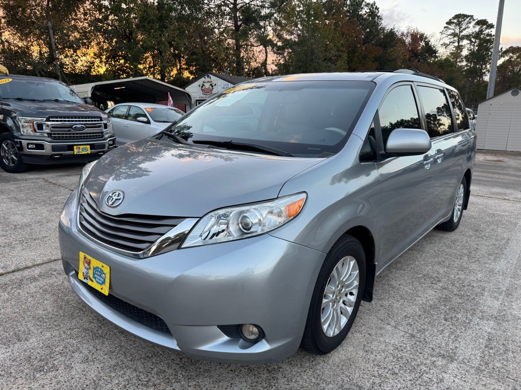 2012 Toyota Sienna Image 3