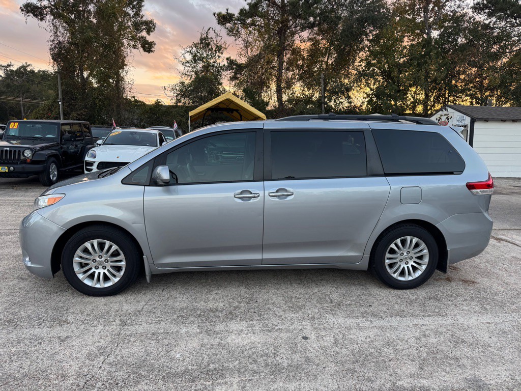 2012 Toyota Sienna Image 4