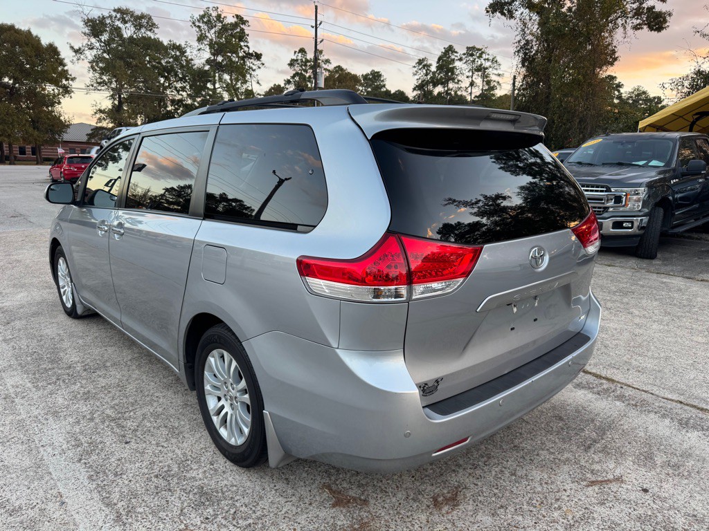 2012 Toyota Sienna Image 5