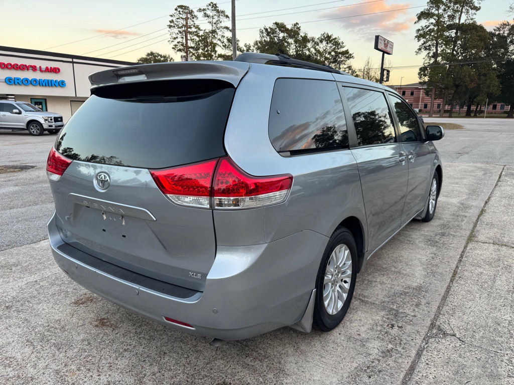 2012 Toyota Sienna Image 7