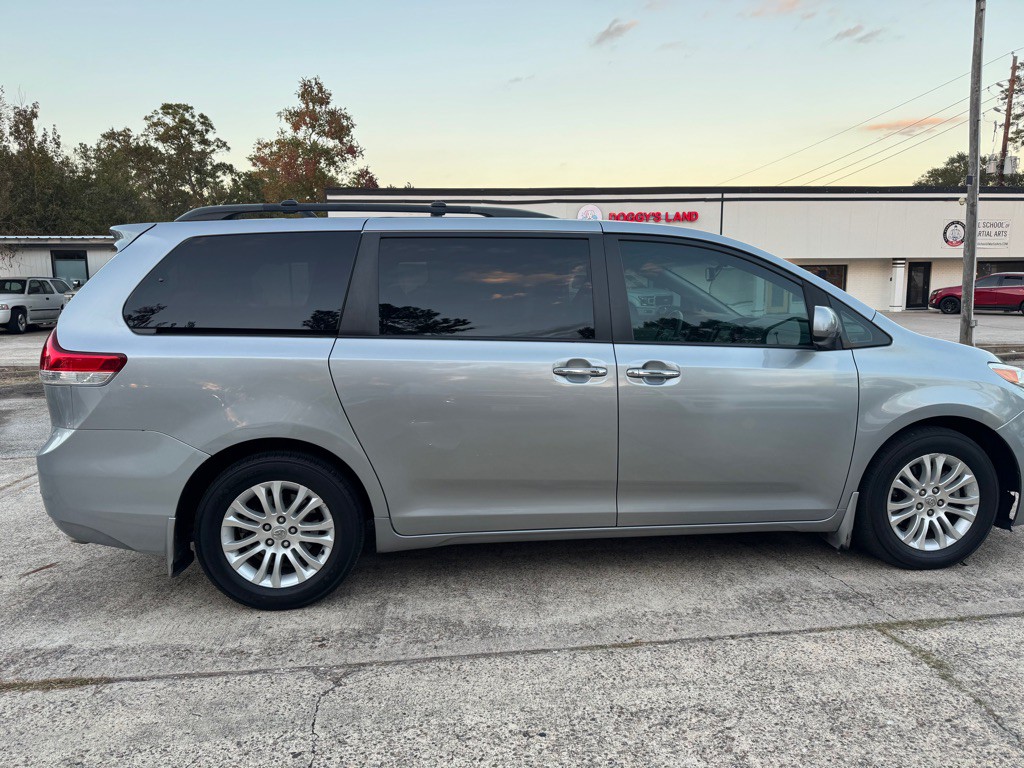 2012 Toyota Sienna Image 8
