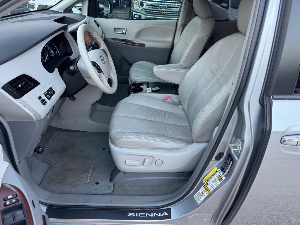 2012 Toyota Sienna Image 10