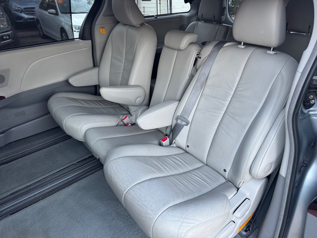 2012 Toyota Sienna Image 11