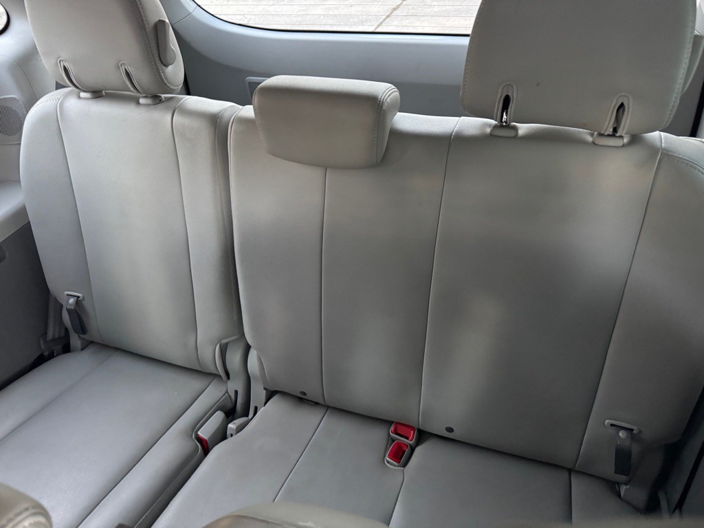 2012 Toyota Sienna Image 12