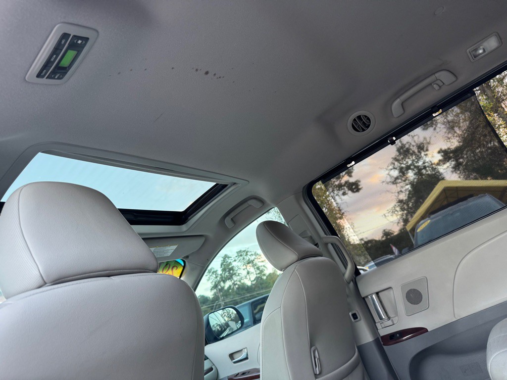 2012 Toyota Sienna Image 13
