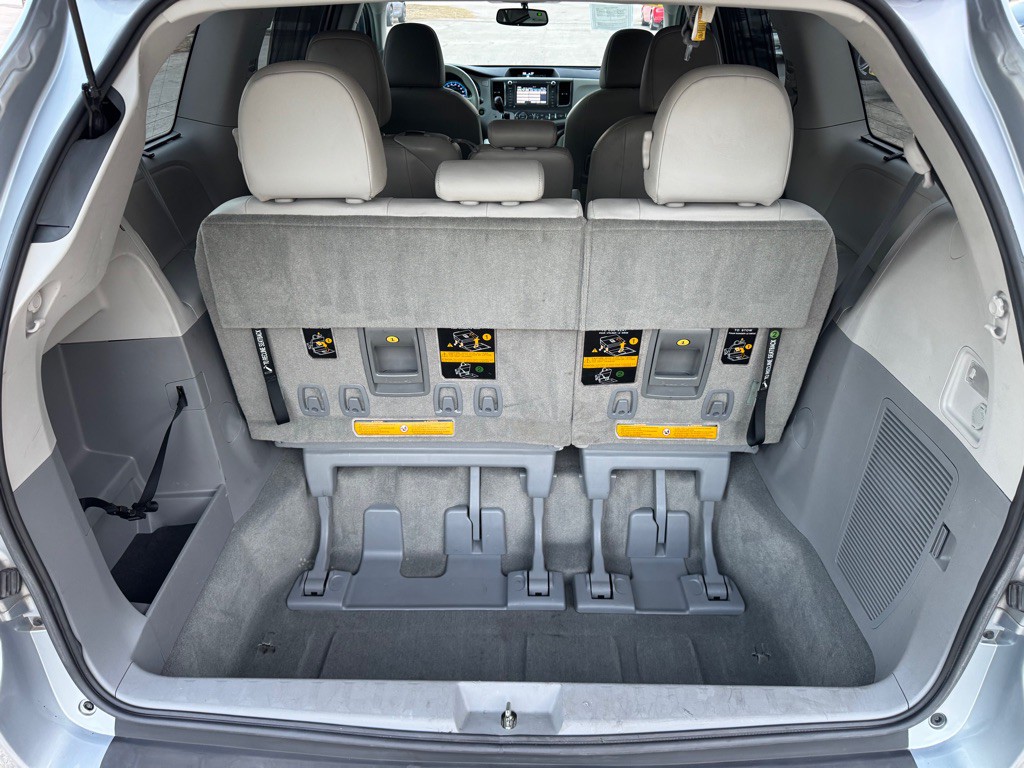 2012 Toyota Sienna Image 14