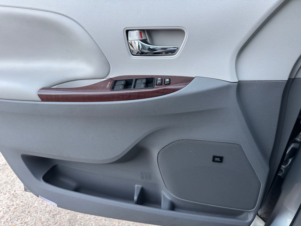 2012 Toyota Sienna Image 18